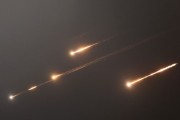 黄历日历伊朗以导弹齐射回应以色列的大规模袭击