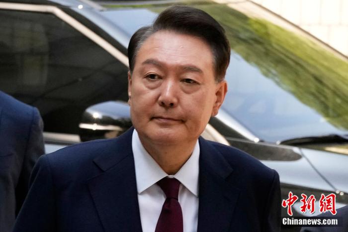 当地时间2025年5月12日(🖥)，韩国首尔，因被控策划叛乱而受到(🚙)审判的前总统尹锡悦抵(🍂)达首尔中央地方法院。图/视觉中国